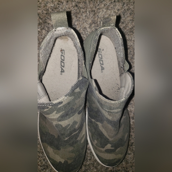 Soda| Camouflage Platform Slip-On Sneakers - Picture 5 of 7